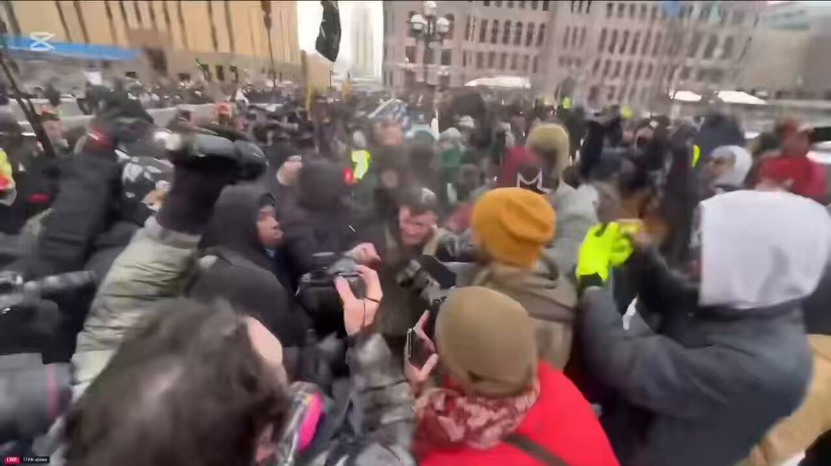 المتطرف اليميني الأميركي جيك لانغ الذي حرق القرآن ومزقه ووضعه في فم خنزير ذهب بالأمس لاستفزاز أهالي مينيسوتا والدعوة إلى طرد المهاجرين منها السكان أمسكوا به واعتدوا عليه بالضرب المبرح . جيك لانغ كان مسجونا لمدة أربع سنوات على خلفية حادثة مبنى الكابيتول الأميركي وأُفرج عنه بعفو رئاسي من ترامب .