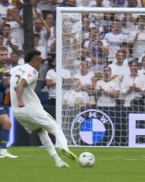 ¡Feliz cumpleaños, Éder Militão! 🎂🤍 Real Madrid C.F. | LALIGAEASPORTS