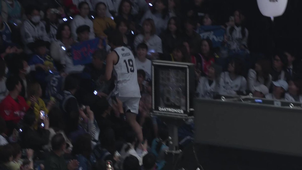 西田優大選手がバッシュを持って階段を駆け上がる💨 その先にいるのは・・・🍢☺️ 西田 優大／NISHIDA YUDAI シーホース三河 #Bリーグオールスター #りそなグループ #Bリーグ