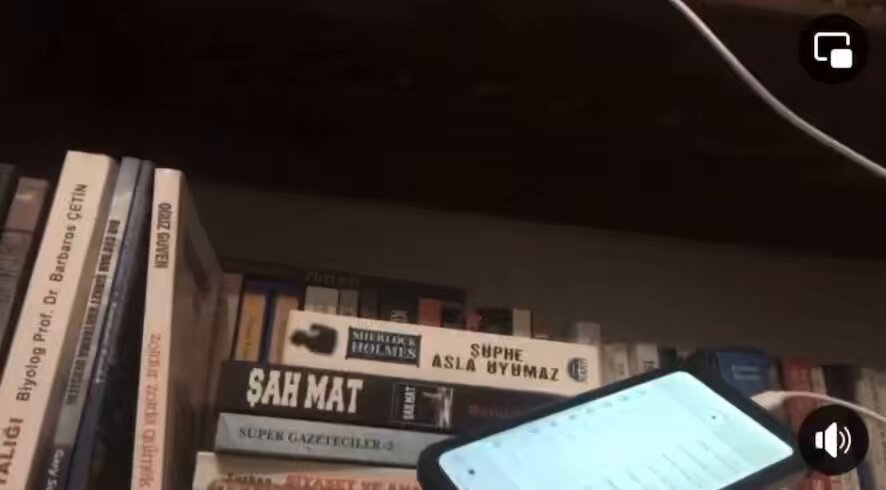 DOLANDIRICIYLA OLAN SES KAYDIM Bir akşam üzeri mutfaktayım, telefonum çaldı açtım “Filiz hn. Garanti bankasından arıyoruz hesaplarınıza giriş olmuş” dedi bir kadın. Anladım dolandırıcı. Dedim ki; “ellerim ıslak biraz sonra arayın” tabi dedi kapattı, 2 dk. sonra aradı ben de bu arada kayıt hazırlığı yaptım ve Pelin adlı dolandırıcıyla yaptığım konuşmanın ses kaydı. Yıllar önce bi’kaç dizide oynadım bunlardan biri Hülya Avşar, Rutkay Aziz gibi oyuncuların başrolündeki Savunöa adlı diziydi. Bir gün sete ara verilmişti Hülya Avşar’la oturuyoruz telefonuma bir dolandırıcı dadanmış arayıp duruyordu ve o anda da arayınca sinirlendim. Hülya Avşar dönüp demişti ki “niye sinirlenip üzülüyorsun, dalga geç ben öyle yapıyorum” O günden sonra beni arayan dolandırıcılarla böyle konuşmaya başladım, hem ben hem çocuklarım eğlendi o akşam. Pazar gününe böyle ilginç bir anıyı paylaşmak istedim:) İyi pazarlar 🌸