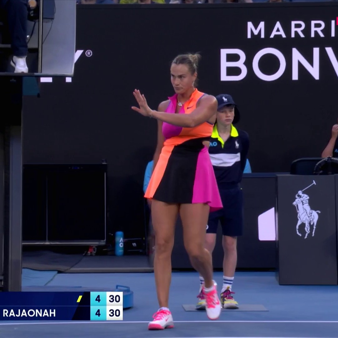🤕 En pleine tête ! Aryna Sabalenka s'excuse après avoir envoyé la balle dans le visage de la Française Sarah Rakotomanga #AusOpen #HomeOfTennis