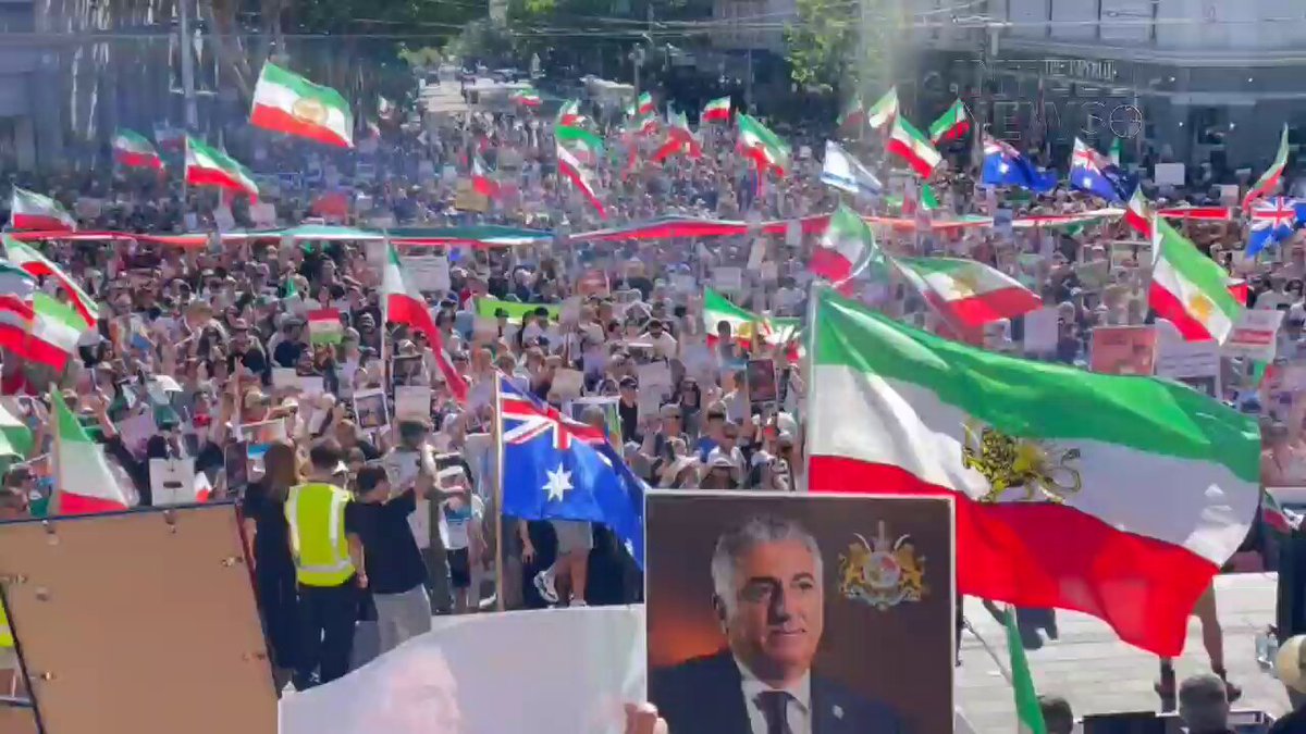 🇮🇷🇦🇺 Iranians from Melbourne, Australia gathered at Parliament House to protest against the killings of protesters by the Iran's government Demand serious international support for Iranian people, waving the flags of Israel &amp; US