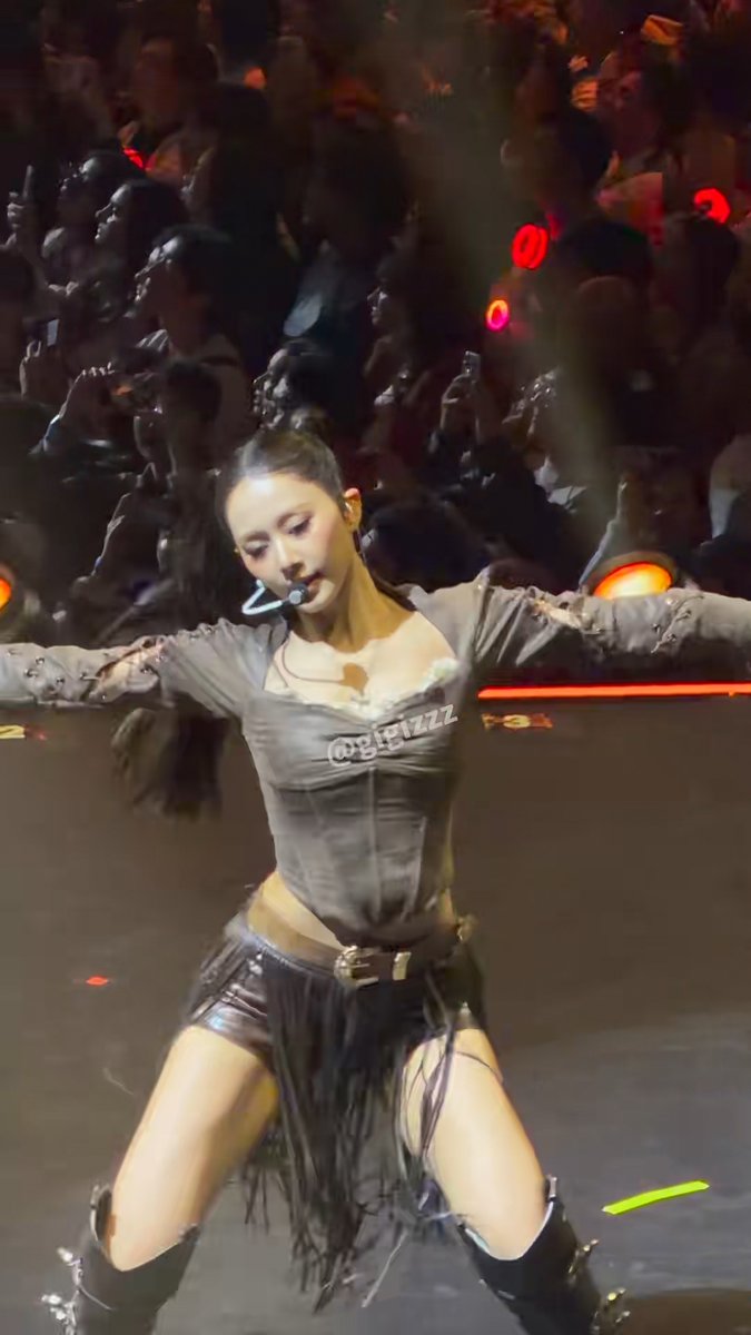 RIGHT HAND GIRL TZUYU WITH PIGTAILS