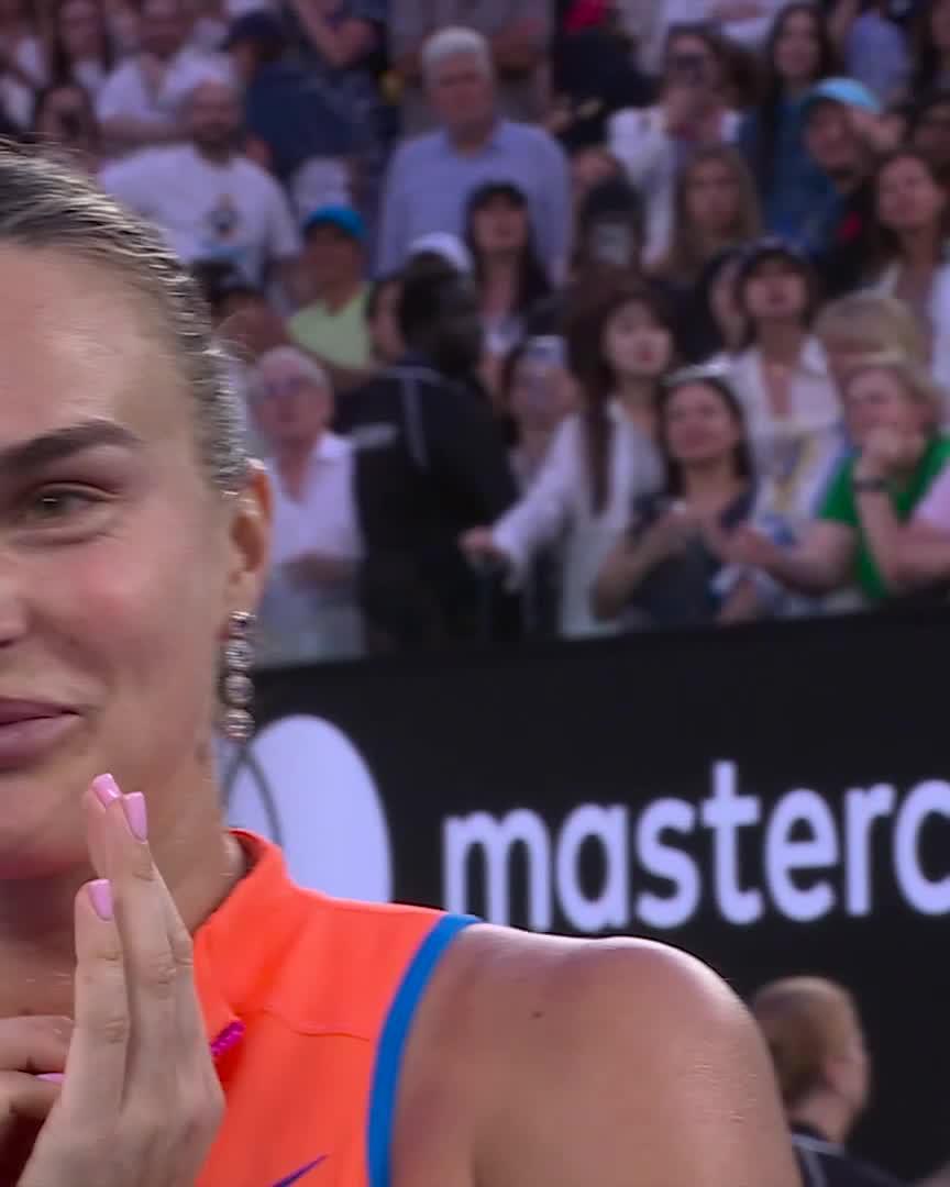 Sabalenka sobre la presencia de Roger Federer y Rod Laver: 🗣 "Soy una gran admiradora. ¿Me puedo tomar una foto con ustedes por favor? Espero que hayan disfrutado el partido. Que privilegio. Muchas gracias por verme".