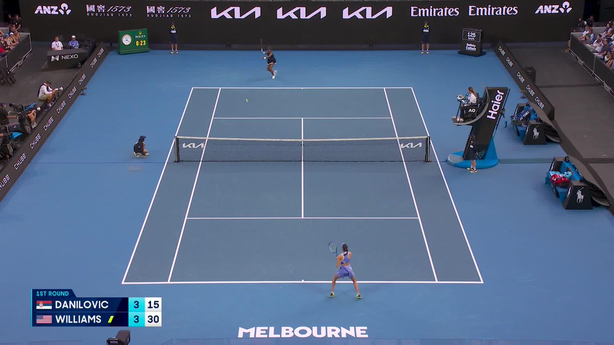 Venus Williams doing Venus Williams things at the Australian Open. Absolutely clocking the ball. Signature backhand down the line winner. Legendary. 🇺🇸😮💨