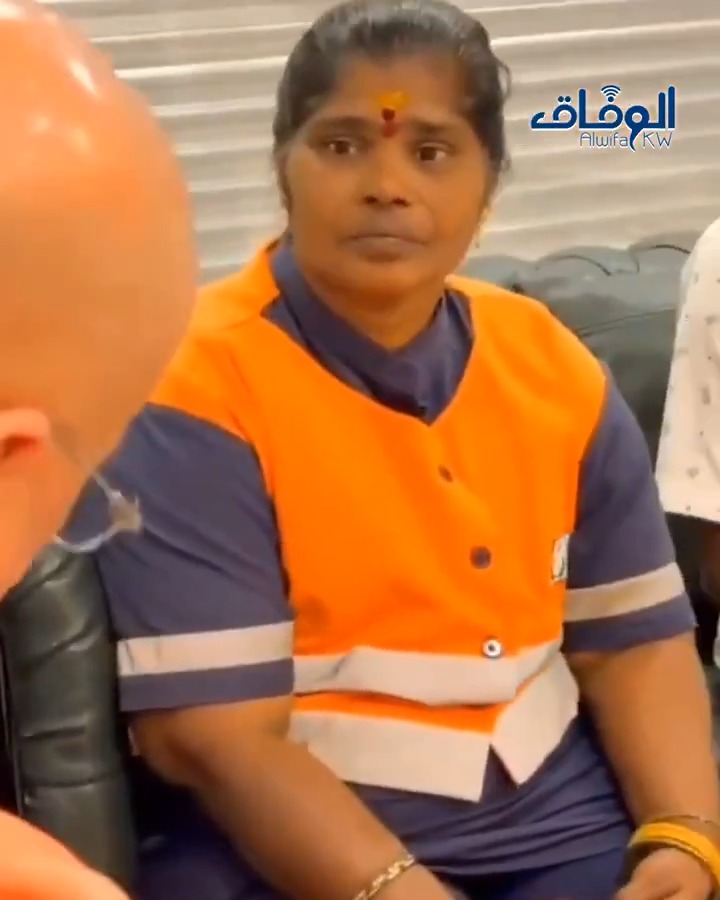 عاملة نظافه هندية عثرت على حقيبة تحوي 45 قطعة ذهب فسلمتها للشرطة وبدورهم أرجعوها لصاحبها وتقديرا لأمانتها كوفئت بـ 3.1 مليون روبية.. ما يعادل 1.5مليون دولار