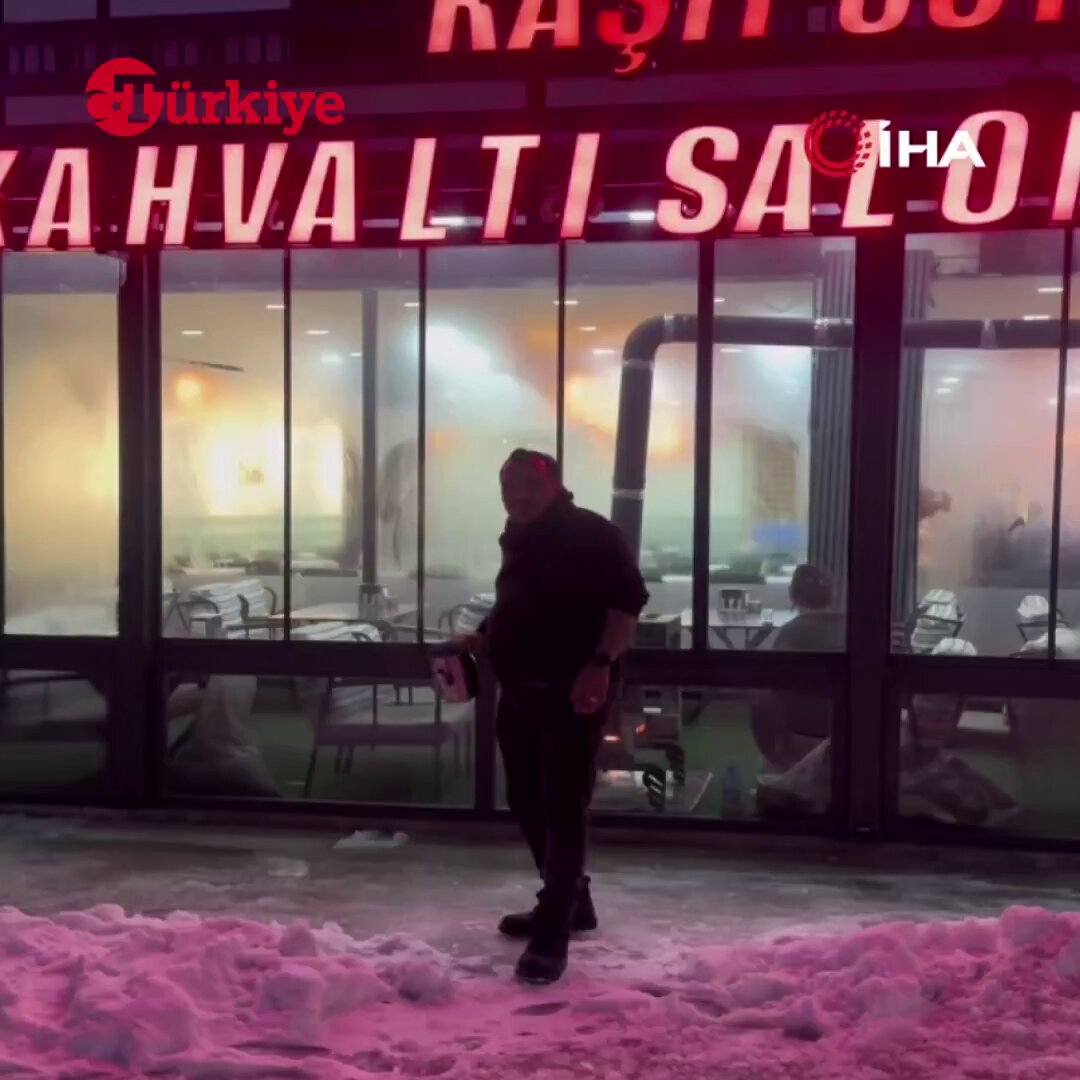 Oğlum nasıl bir beynin var ya! Sivas’ta sosyal medyada paylaştığı videolarla tanınan tostçu Raşit, soğuk havada sıcak suyu havaya atıp donduğunu kanıtlamak isterken kendisini yaktı.