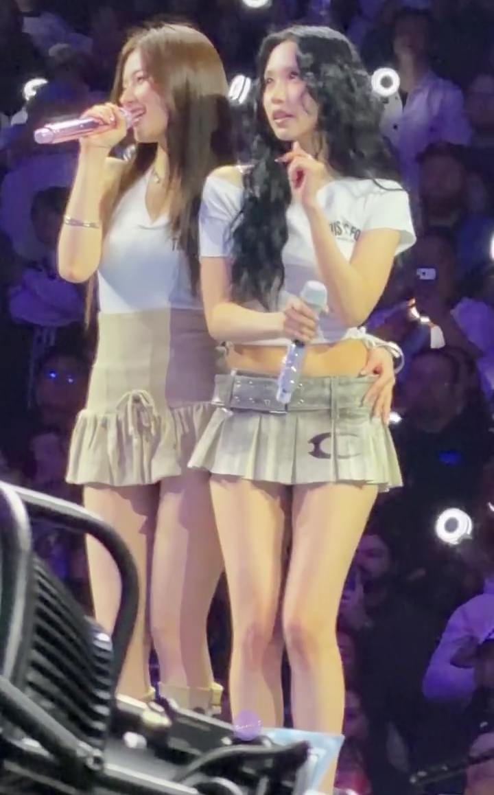 HOT GIRLS MISANA THE HAND ON HER WAIST