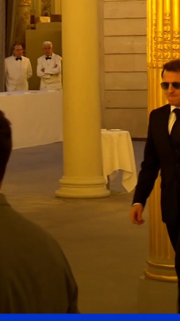 Emmanuel Macron apparaît en lunettes de soleil lors d'une réunion officielle