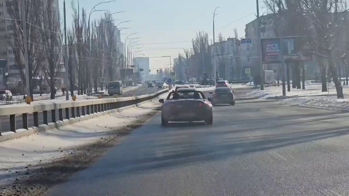 Cet Ukrainiens se croit en été alors qu’il fait -12 à Kiev 🥶