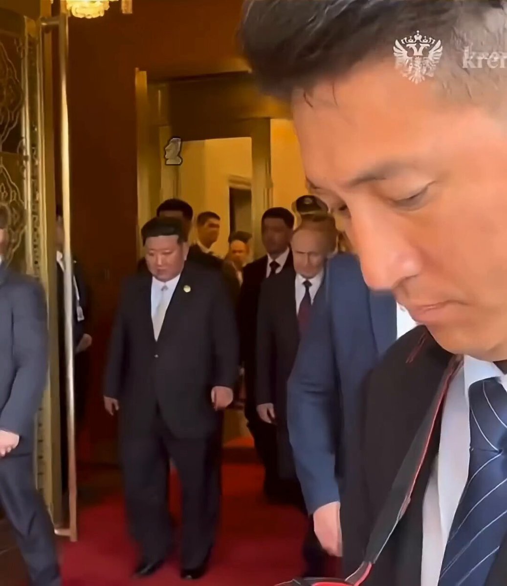 Wait for Putin’s 🇷🇺 bodyguard 🛡️. It looks calm at first — but watch closely 👀. Every step is calculated, every glance intentional. Silent, precise, and always on full alert 🦾