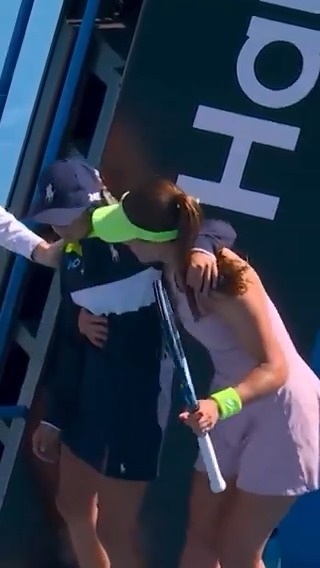 Sporcunun zeki, çevik ve ahlaklısı. 🫡 Zeynep Sönmez korttaki mücadelesi kadar karakteriyle de içimizi ısıtıyor. ❤️ #AusOpen 📹 Türkiye Tenis Federasyonu
