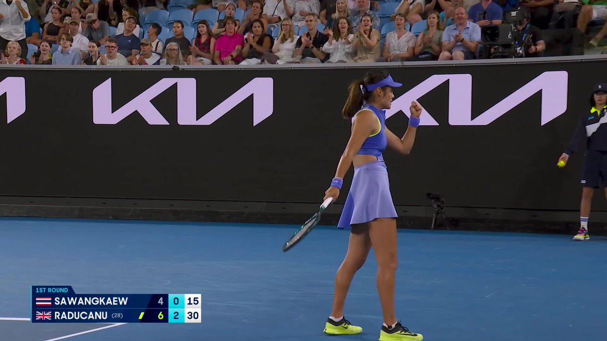 Emma Raducanu hits an OUTRAGEOUS passing shot at the Australian Open. Ridiculous defending. Casual sliding slice passing shot to steal the point. As I said… Outrageous. 🤯