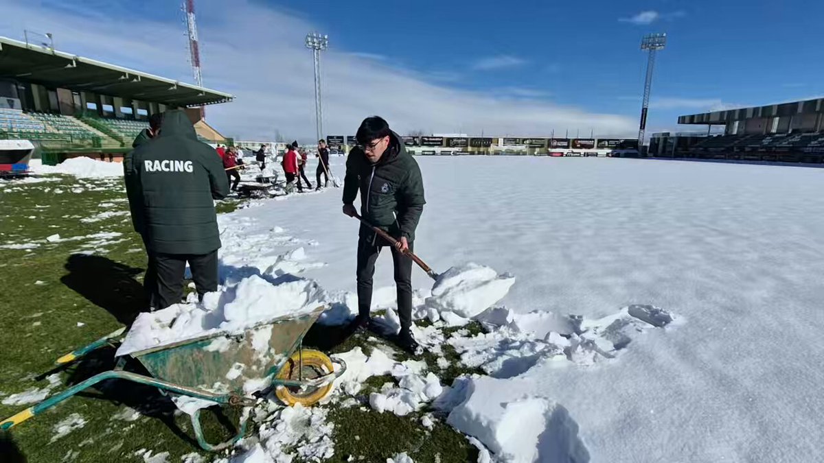 ⚡️ Los chicos del #RayoCantabria se sumaron en la mañana de hoy a la limpieza de nieve en La Albuera ¡Nos vemos a las 17:00, Gimnástica Segoviana CF! #CanteraRRC