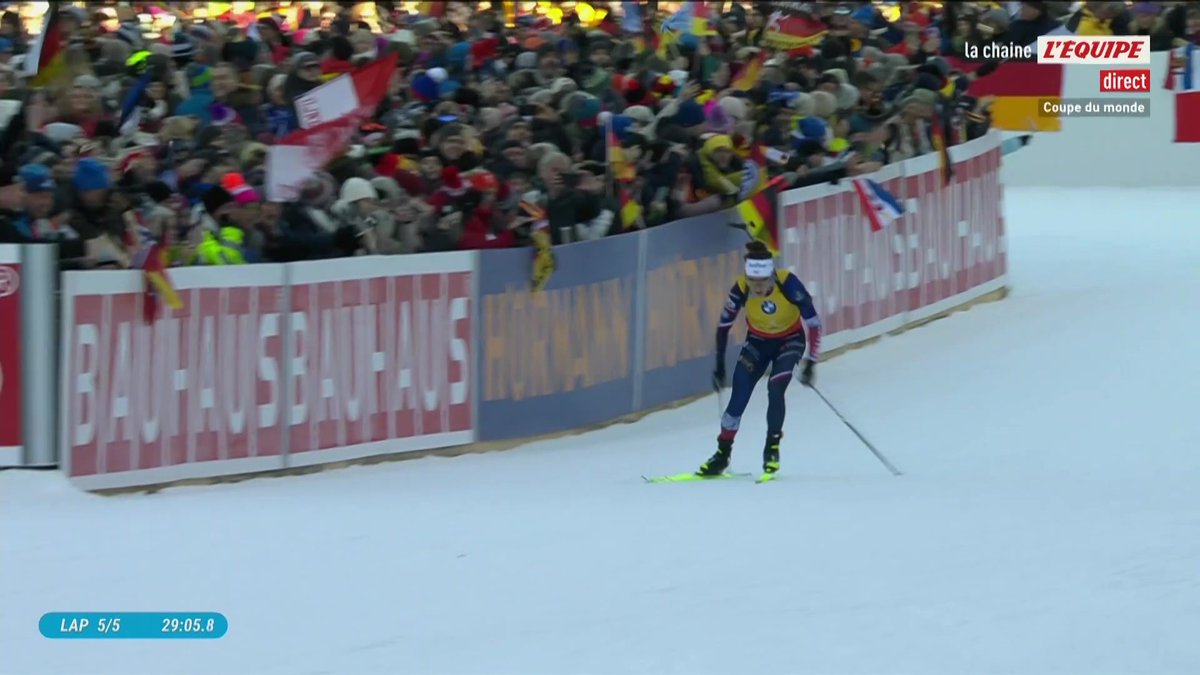 LE DOUBLÉ TRICOLORE SUR LE PODIUM DE LA POURSUITE ! Au bout de l’effort, Lou Jeanmonnot frappe un grand coup aujourd’hui en s’imposant, Camille Bened termine 3e après un superbe 20/20 aux tirs ! Océane Michelon, 6e, participera à la cérémonie des fleurs #lequipeBIATHLON