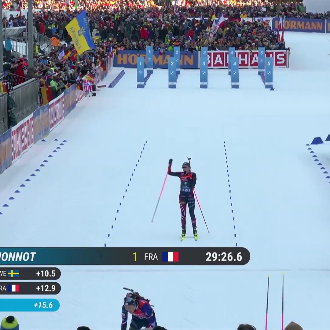 LOU 🤯🤯🤯 Notre biathlete remporte aisément la poursuite de Ruhpolding et signe sa 15e victoire en carrière 🥇 Camille Bened monte elle aussi sur le podium avec une belle troisième place et un 20/20 au tir 💯