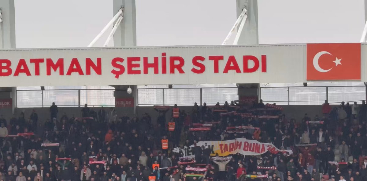 Irkçı pankarta Batman Petrolspor taraftarından yanıt: Kürdün başı dik Geçtiğimiz hafta TFF 2. Lig müsabakasında İnegölspor-Batman Petrolspor maçında yaşanan ırkçılık yapıldı. Maçta “Bir bak tarihe, Türk’e baş kaldıranın sonu ne olmuş” pankartı hafızalardaki yerini korurken, Batmanlı taraftarlar yaşananlara Erbaaspor maçında yanıt verdi. Batman Petrolspor taraftarları, tribünde açtıkları “Kürdün başı hep dik, tarih buna şahit” pankartıyla yanıt verdi. Yaşananlar, futbol tribünlerinde ırkçılık ve ayrımcılık tartışmalarını yeniden gündeme taşıdı.