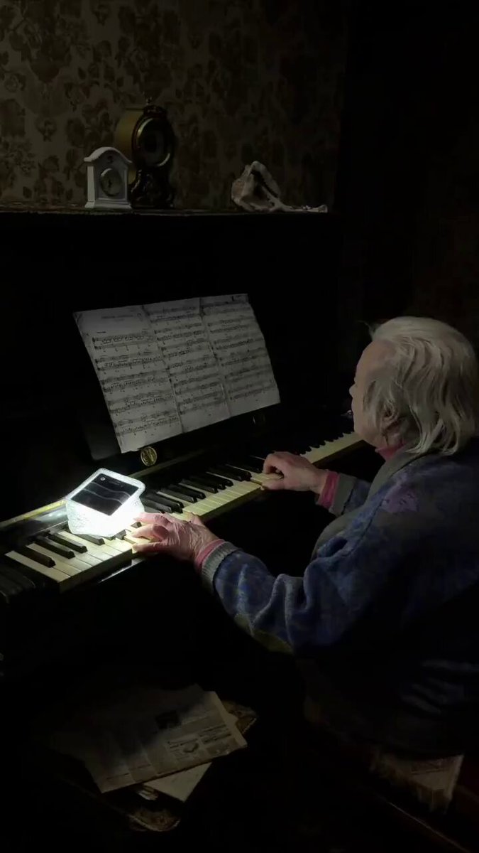 89-year-old physicist Raisa Dergachova lives alone in Kyiv and sometimes plays the piano in her cold apartment. "Of course, it's hard to get through this. We survived the WW2, and now we have another war," the woman said.
