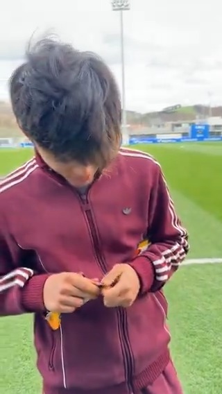 目当てのカードが出るまでパック開封をする久保建英🇯🇵🃏