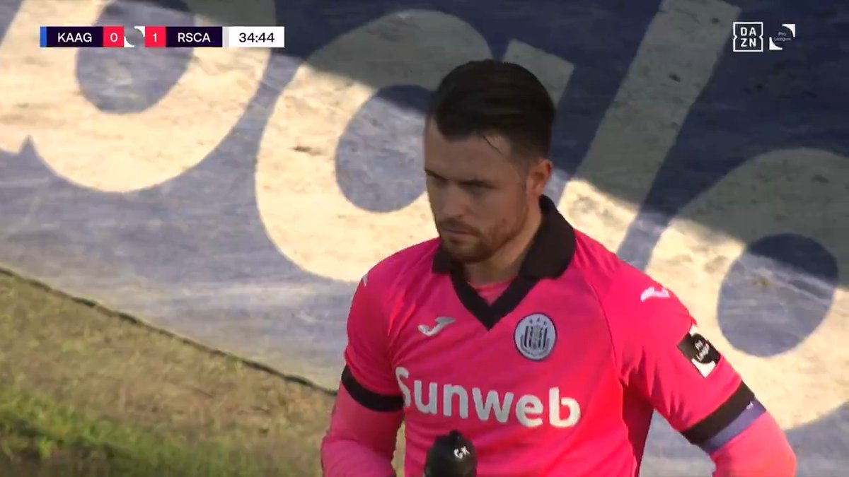 😬 | KAA Gent krijgt een penalty na een ongelukkige tussenkomst van Colin Coosemans! 🧤❌ #GNTAND