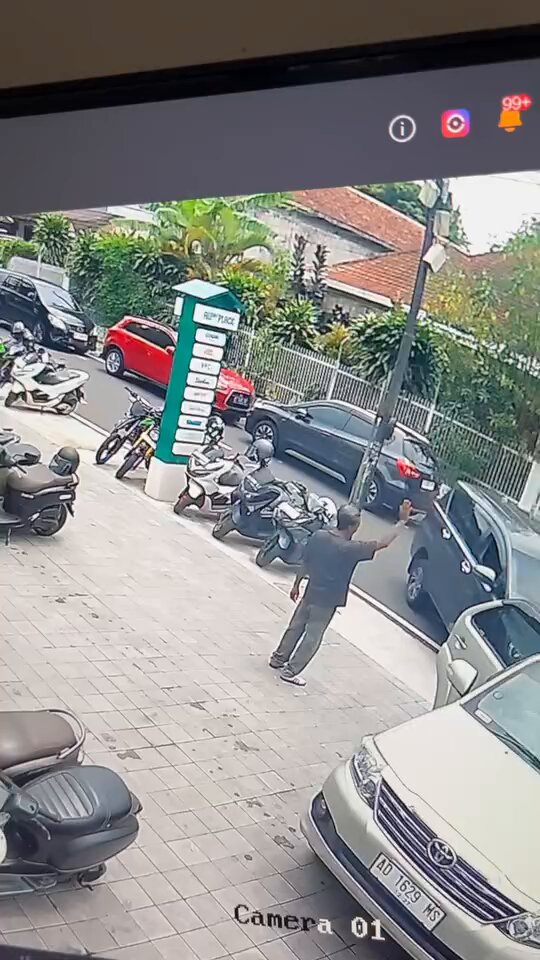 Min minta tolong di UP min, mobil saya diserempet depan alldayspace jam 11.39 sama avanza putih, tolong yg punya mobil hub suamiku 081229375135