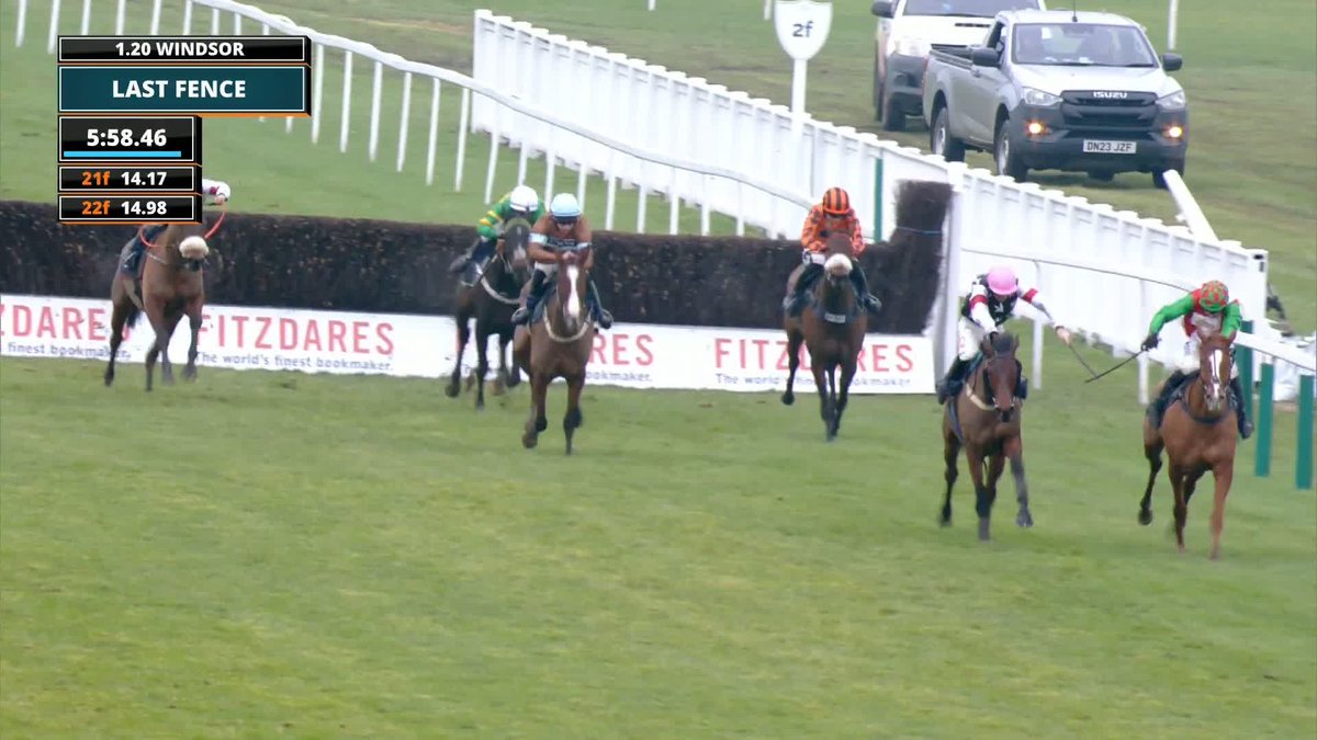 Salver comes out on top for team Gary & Josh Moore Racing &amp; Caoilin Quinn in the LSL Racing Auctions Hampton Novices' Chase💪 #ITVRacing | Windsor Racecourse