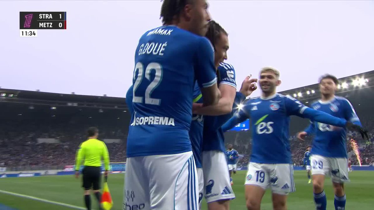 NO LE PUEDEN DEJAR ESOS ESPACIOS A ENCISO... El paraguayo metió un pase buenísimo para Diego Moreira, quien definió de manera espectacular y puso el 1-0 de Estrasburgo sobre Metz. 📺 Mirá la #Ligue1 por #DisneyPlus Plan Premium