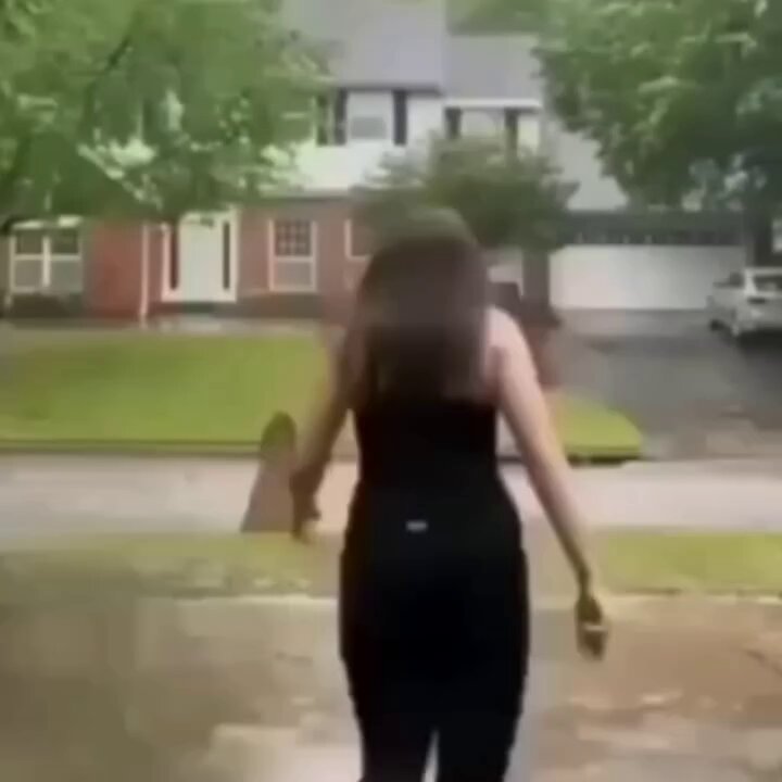 She just wanted some peace in the rain… and ended up making a friend instead 🌧️☔😍 Sometimes the best moments happen when you least expect them ❤️