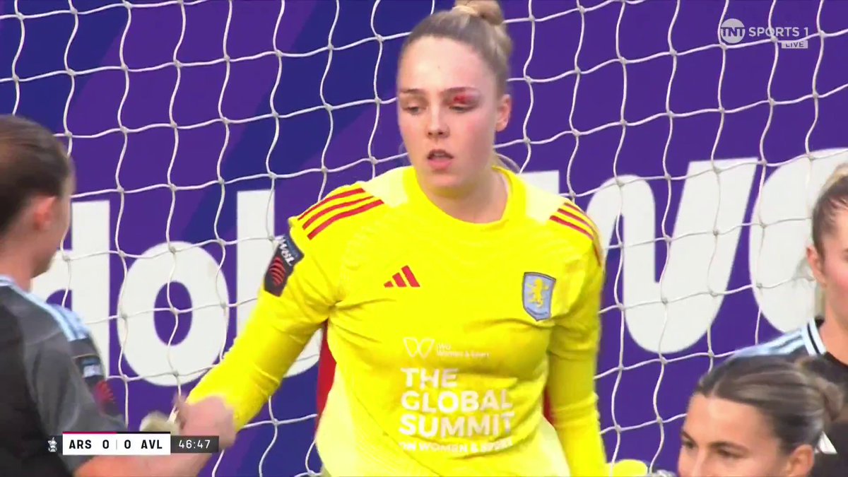 Ellie Roebuck made this save with one good eye 👏🤕 📺 TNT Sports &amp; discovery+ UK