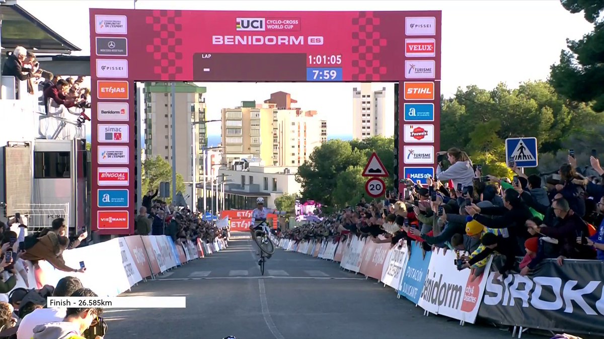 🚵🇪🇸 | Mathieu van der Poel heeft zo'n grote voorsprong, dat hij de fans vermaakt met een wheelie over de finishlijn. Het is geen verrassing, hij wint ook deze cross in Benidorm! 😍🏆 cyclocross 📺 Cross kijk je op HBO Max