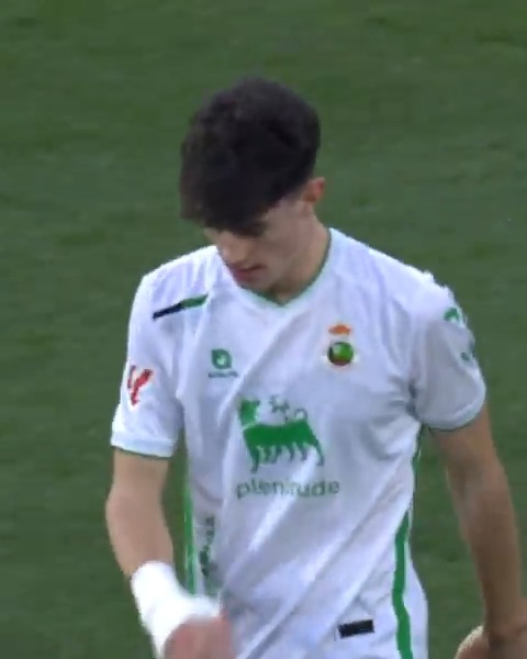 Hoy no será tendencia Manex Lozano. Una metáfora de lo que es la vida, cuando falles siempre estarán para ensañarse contigo, hoy callados. Un chaval de 18 años que se está comiendo el fútbol profesional. Goazen Manex!