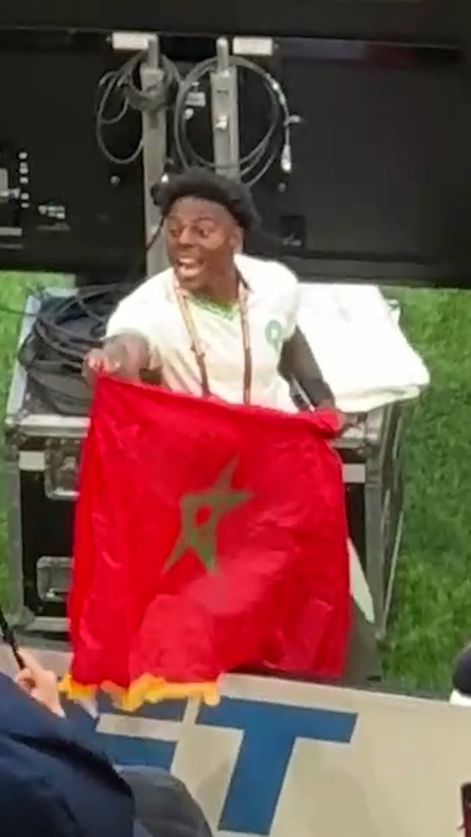En maillot de l'équipe nationale marocaine 🇲🇦, Speed reçoit un accueil chaleureux de la part du public présent au stade Moulay Abdellah.