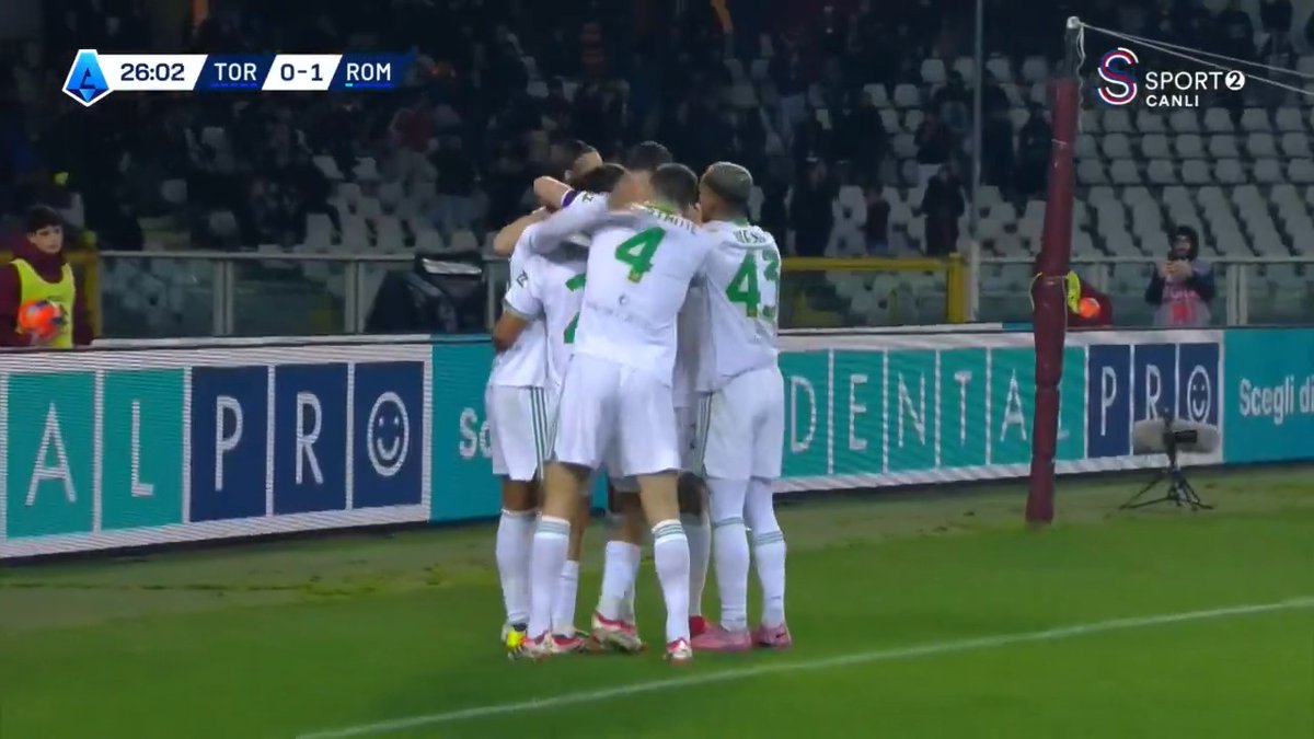 Donyell Malen'den Roma kariyerine muhteşem başlangıç! 🔥 ◾25' Attığı gol iptal edildi. ◾26' Topu bir kez daha ağlara gönderdi.
