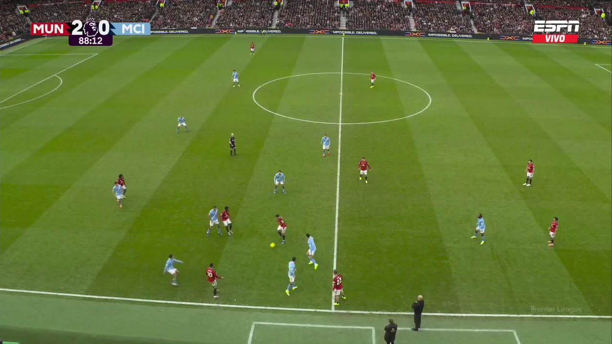 ¿HABÍAMOS VISTO AL CITY SUFRIR ESTO ANTES? Los jugadores del United sacaron a bailar a los de Guardiola y los volvieron locos en los minutos finales del Derbi en Old Trafford. 📺 Mirá la Premier League por #DisneyPlus Plan Premium