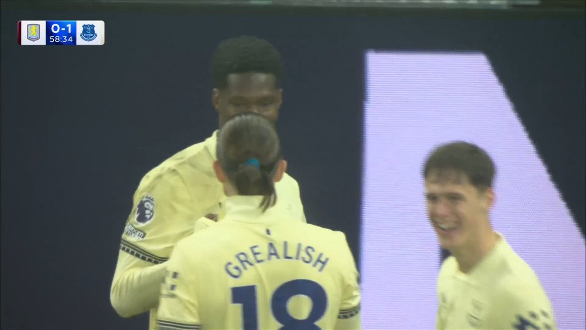 WHAT. A. FINISH. 😨 A MAJOR error from Torres opens the door for Barry!
