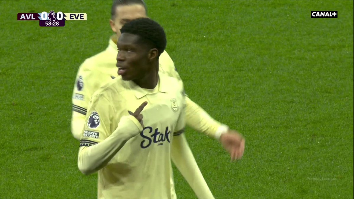 🇫🇷 THIERNO BARRY JOUE UN MAUVAIS TOUR AUX VILLANS ! Le Français pique parfaitement son ballon pour tromper Martinez et ouvrir le score pour les Toffees en live sur CANAL+ 🖥️ #AVLEVE | #PremierLeague