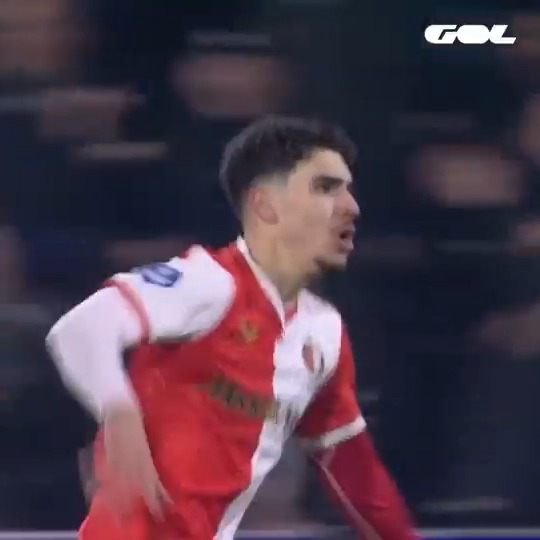 Jojo, lo que se ha inventado Shaqueel van Persie. El hijo de Robin van Persie volviendo loco a De Kuip. Locura de partido lo que hemos visto en GOL