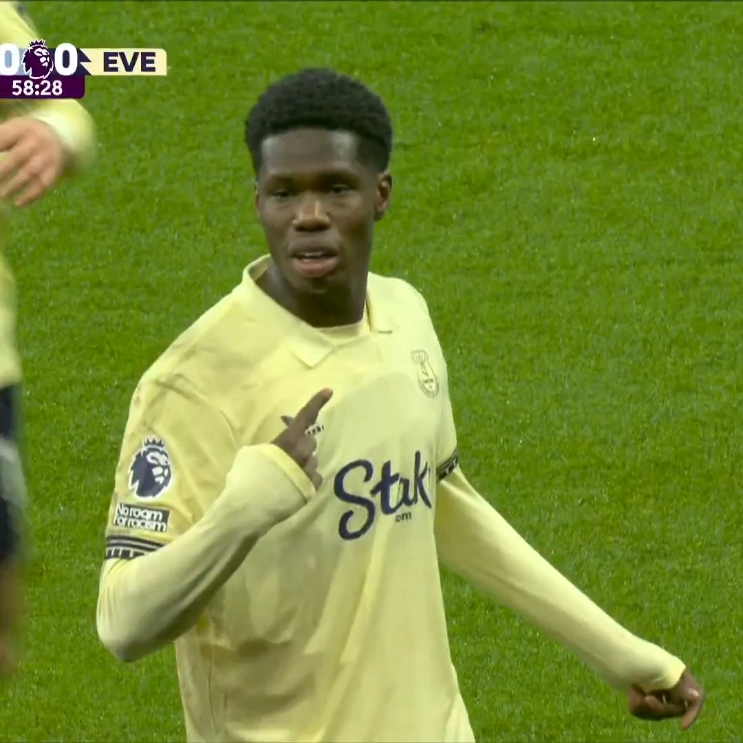 EVERTON VICTORIOUS AT VILLA PARK. Thierno Barry's tidy chipped finish gives the Toffees an invaluable 1-0 away win. 💪