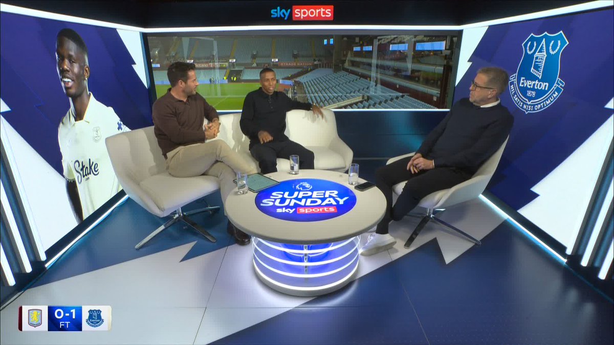 "The keeper gets it ALL wrong!" Ashley Young &amp; Jamie Redknapp don't hold back on Aston Villa's mistakes 😮