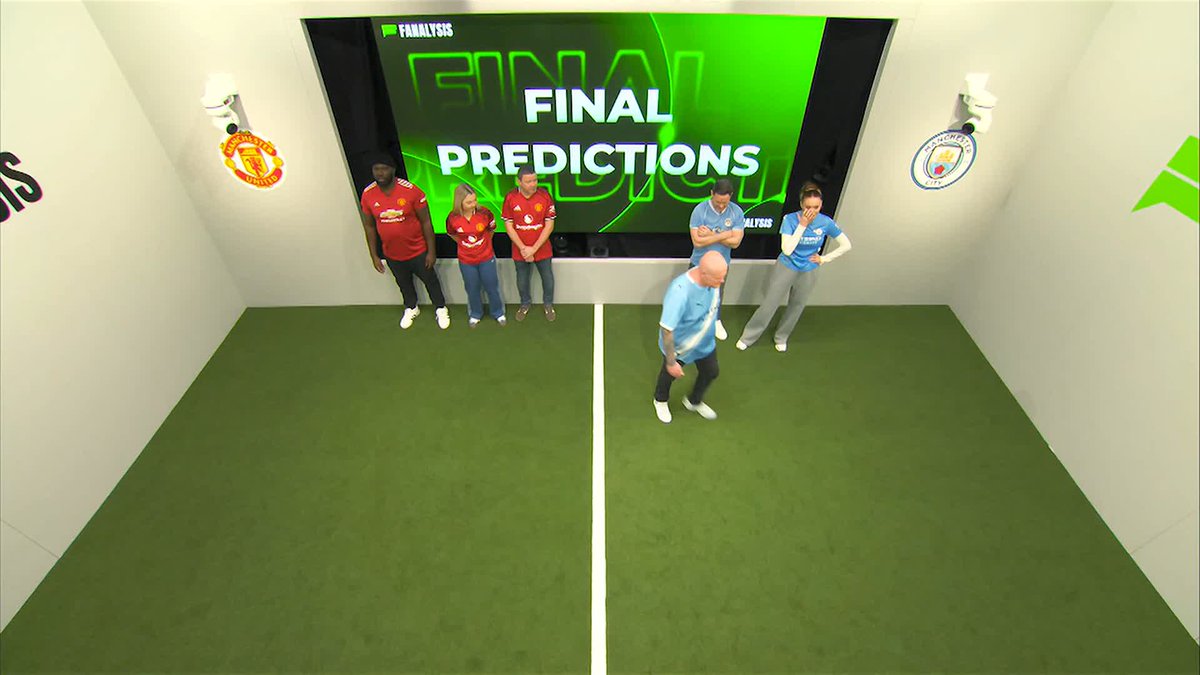 Roy Keane reveals the score of the Manchester derby to fans who were locked In The Box whilst the game was on 👀
