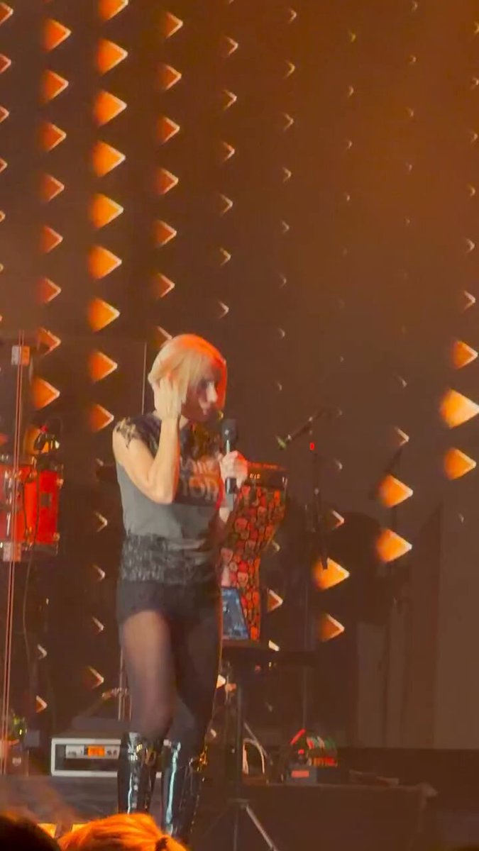 Gülşen, konserinde kendine has tarzını bir kez daha ortaya koydu.