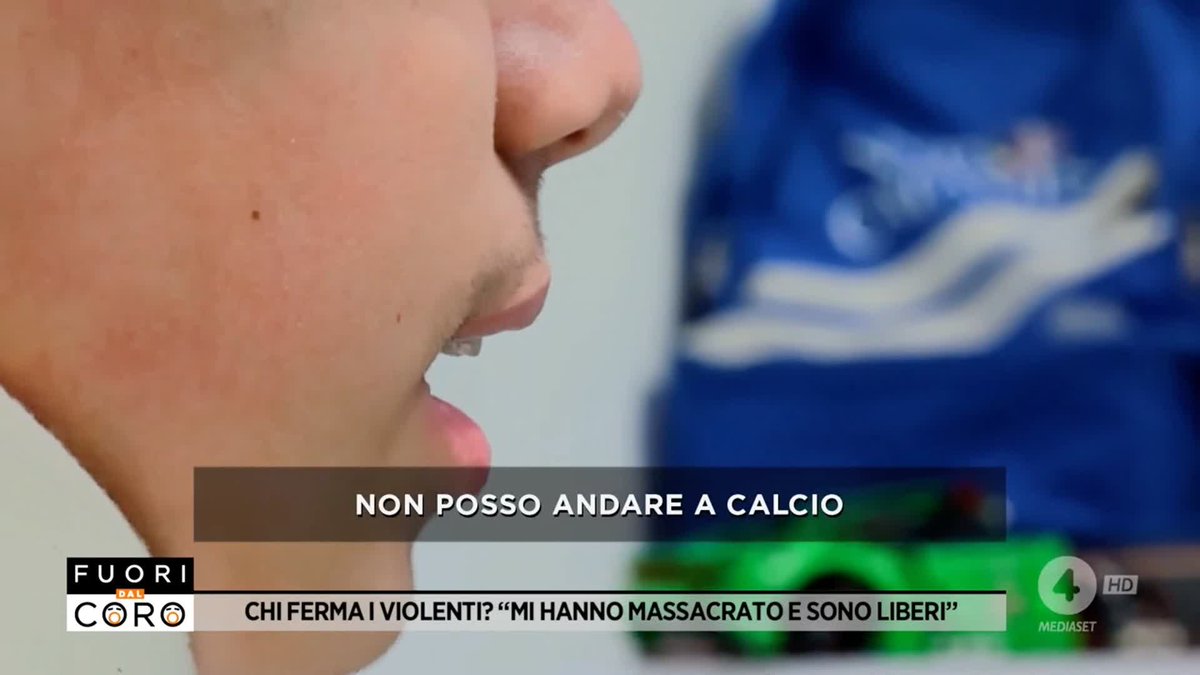 "Io sono a casa in un letto col collare e loro sono fuori a ridere di me". Elio, 14 enne pestato da una baby gang di tunisini a #Catania Il servizio di Letizia Modica a #Fuoridalcoro è su Mediaset Infinity