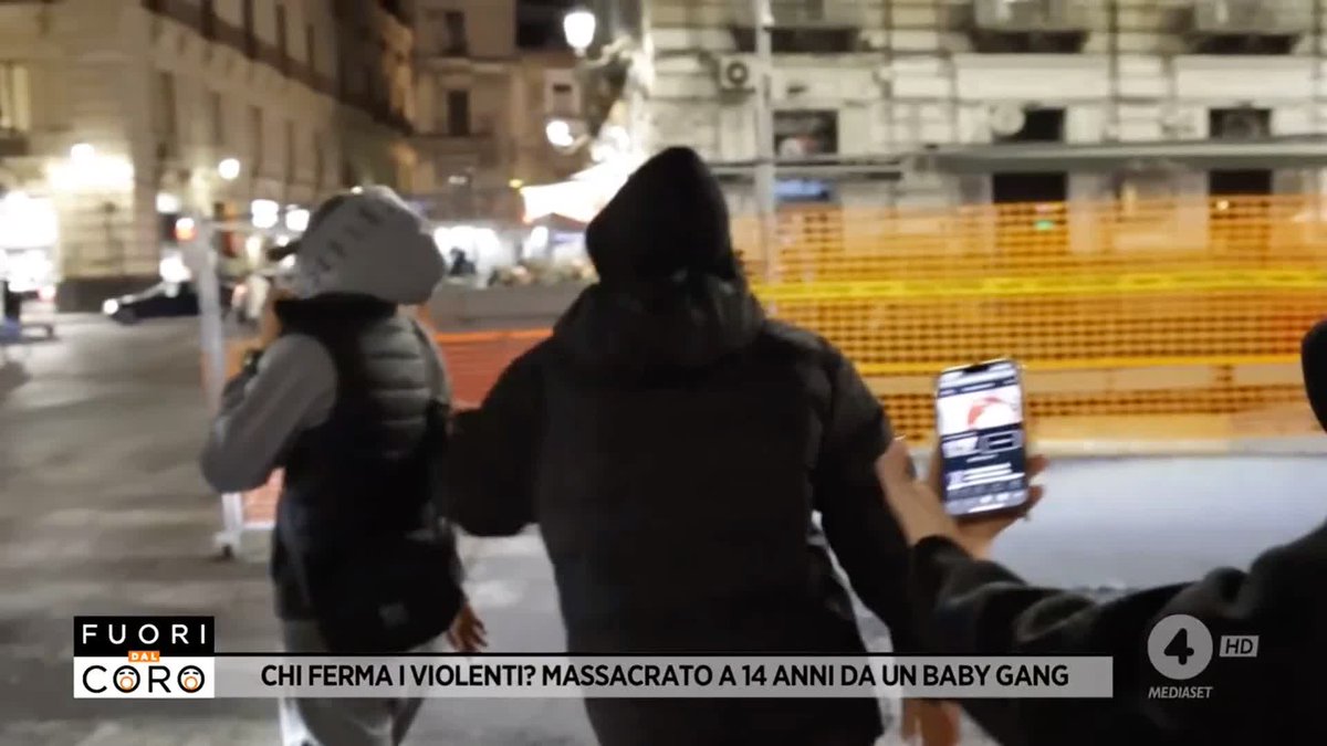 Abbiamo mostrato le immagini di Elio, il 14enne pestato a #Catania da una baby gang di tunisini, ad alcuni giovani della zona e questa è stata la loro reazione. Il servizio completo di Letizia Modica a #Fuoridalcoro è su Mediaset Infinity