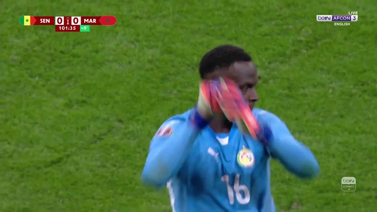 لحظة انسحاب لاعبي السنغال بسبب الظلم التحكيمي في الدقائق الأخيرة!!!!!!! #MARSEN #المغرب_السنغال