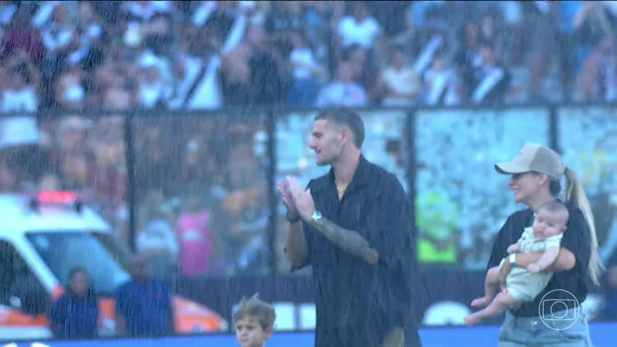 Vegetti muito emocionado ao se despedir da torcida do Vasco em São Januário. 🎥 TV Globo 📺 | ge