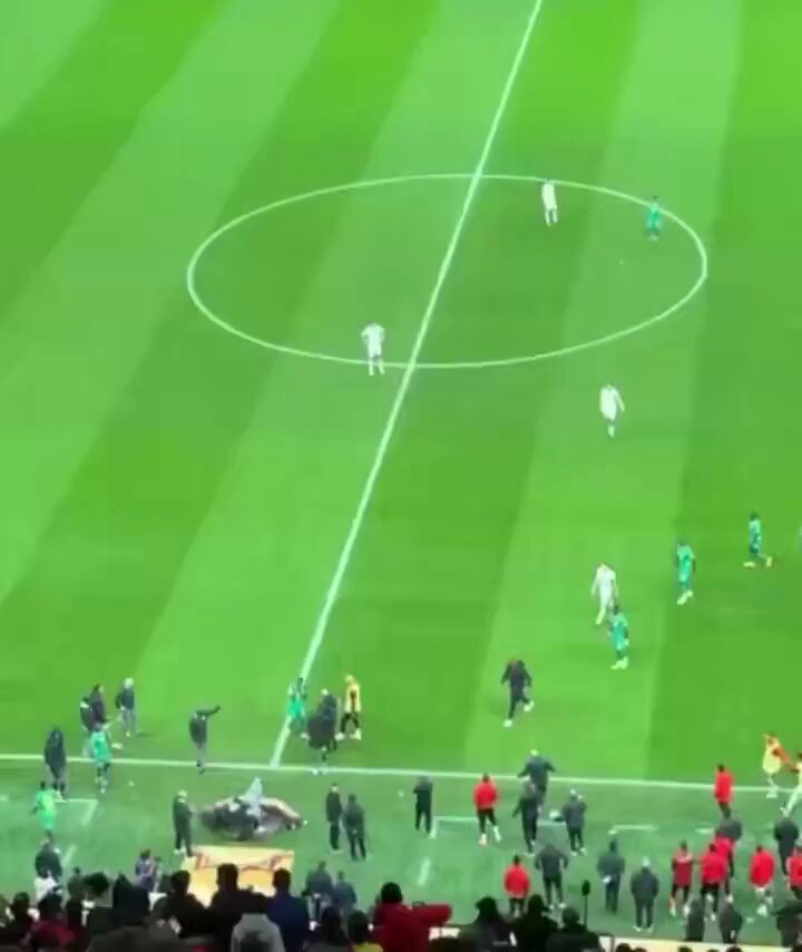 DU JAMAIS VU AUPARAVANT DANS L’HISTOIRE DU FOOT ! ⚽️ Les Lions du Sénégal ont quitté le terrain en pleine finale de la CAN après avoir eu un de leur but injustement refusé et qu’un penalty ait été accordé au Maroc dans les toutes dernières secondes du match 🤯😱 #CAN2025 #MARSEN 🇲🇦🇸🇳