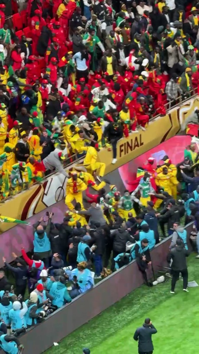 🚨🇲🇦🇸🇳⚽️ EN IMAGES | Des "supporters" sénégalais ont asséné plusieurs coups de chaise à des stadiers après le penalty accordé au Maroc.