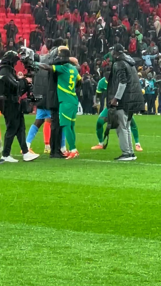 Walid Regragui salue les joueurs de la sélection sénégalaise 🇸🇳
