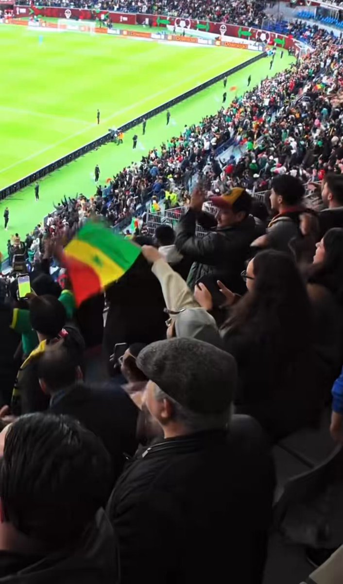هي دي الروح الرياضية المطلوبة في ملاعبنا الأفريقية وجانب من احتفاء الجماهير المغربية بالسنغال رغم فوزهم بالبطولة على أرضهم كل التحية تحديث : دي كانت من مبارة مصر أنا اسف 😇