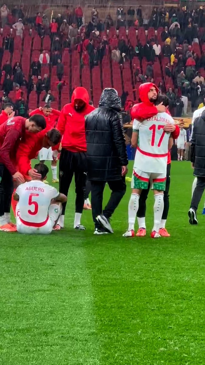Ez Abde llora desconsoladamente tras perder la final de la Copa África. Amrabat intenta consolarle. El jugador del Real Betis ha hecho un gran torneo. Es su segunda final perdida en meses. Qué imagen…
